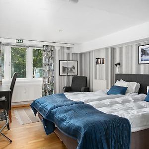 Large Twin Room Private Bathroom